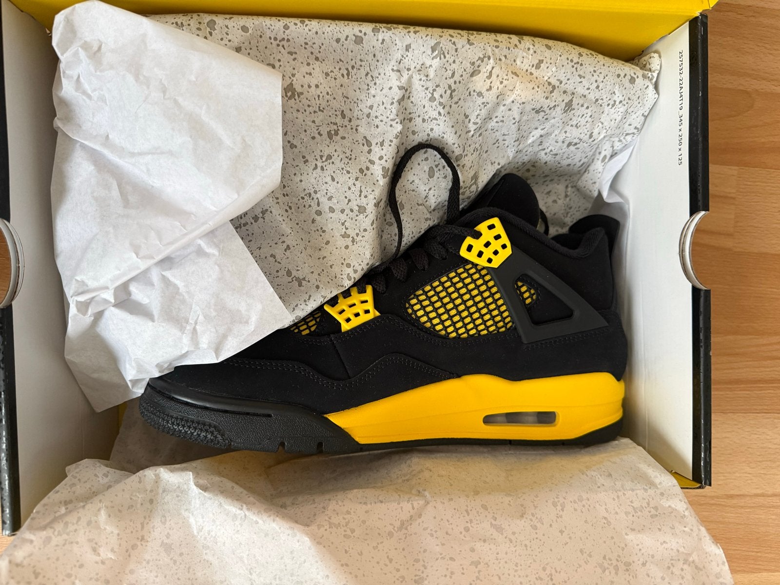 Nike Air Jordan 4 Retro Thunder (2023) - Maat 45, Kleding | Heren, Verzenden, Nieuw, Zwart, Sneakers of Gympen