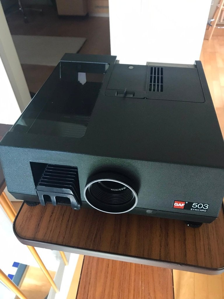 Diaprojector GAF synchro 503 met scherm en tafeltje., Audio, Tv en Foto, Diaprojectors, Ophalen, Gebruikt, Met scherm