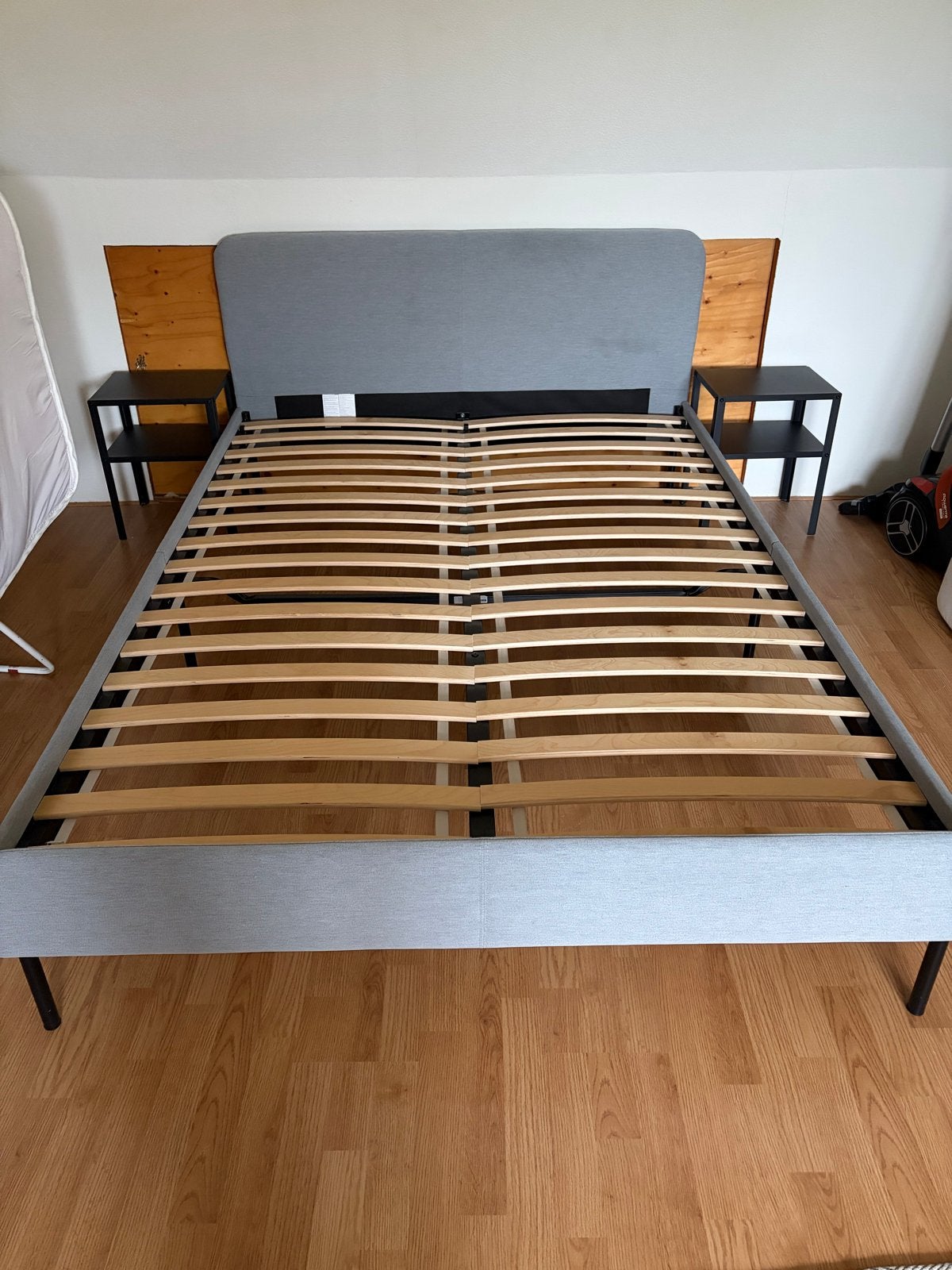 Tweepersoonsbed met lattenbodem - Grijs, Huis en Inrichting, Slaapkamer | Bedden, Ophalen, Gebruikt, Tweepersoons, 140 cm