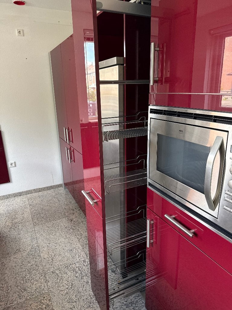 Foto 8 van Moderne rode keuken met kookeiland en diverse apparatuur