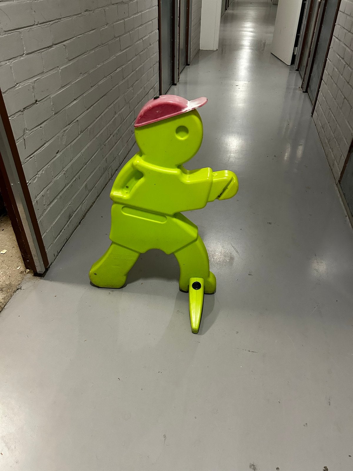 Groen kunststof poppetje met rode petje, Ophalen of Verzenden, Gebruikt