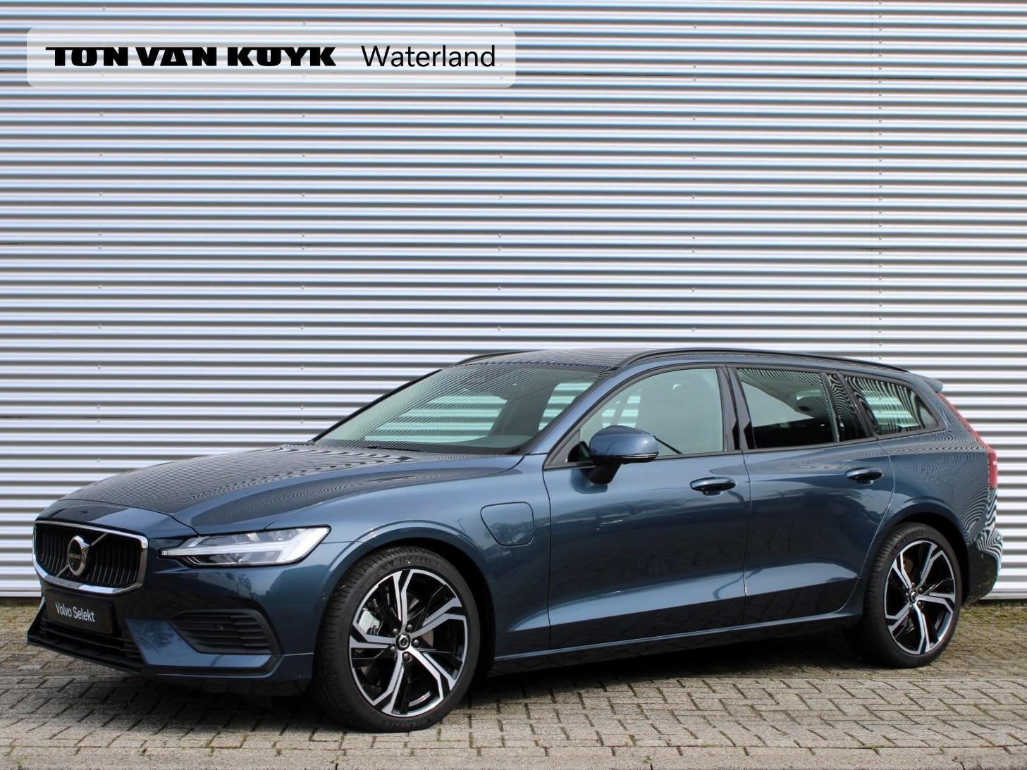 Volvo V60 2.0 T6 Plug-in hybrid AWD Core Business Edition /