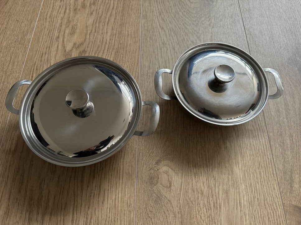 Zilverkleurige dekschalen - geen pan op tafel, Ophalen of Verzenden, Gebruikt, Rvs, Overige typen