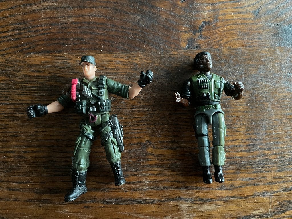 Vintage 2 vintage soldaten + koffer Action Man en geweren, Verzenden, Zo goed als nieuw