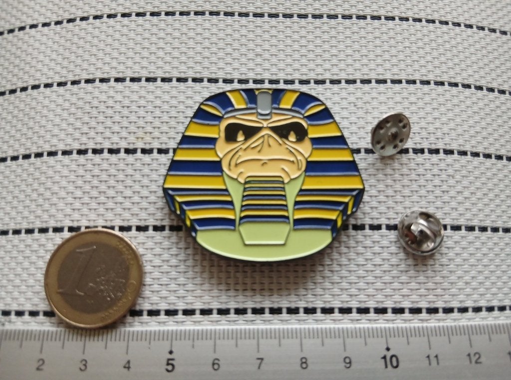 Iron Maiden mooie  shaped pin badge speld Powerslave n4, Verzenden, Nieuw, Kleding