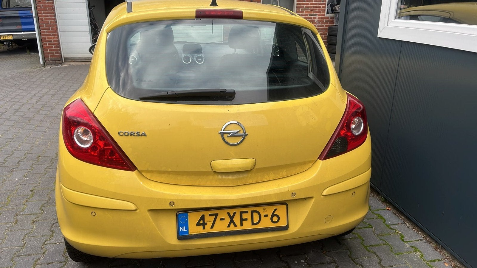 Opel Corsa 1.4 16V 3D 2012 Geel loop of sloop, Ophalen, Gebruikt, Opel, Motorkap