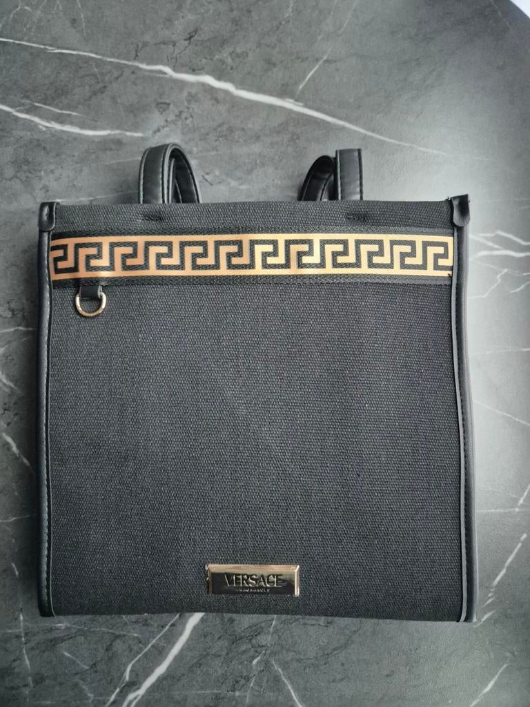 Versace Fragrances Zwarte Tas met Griekse Rand, Sieraden, Tassen en Uiterlijk, Tassen | Damestassen, Ophalen of Verzenden, Nieuw