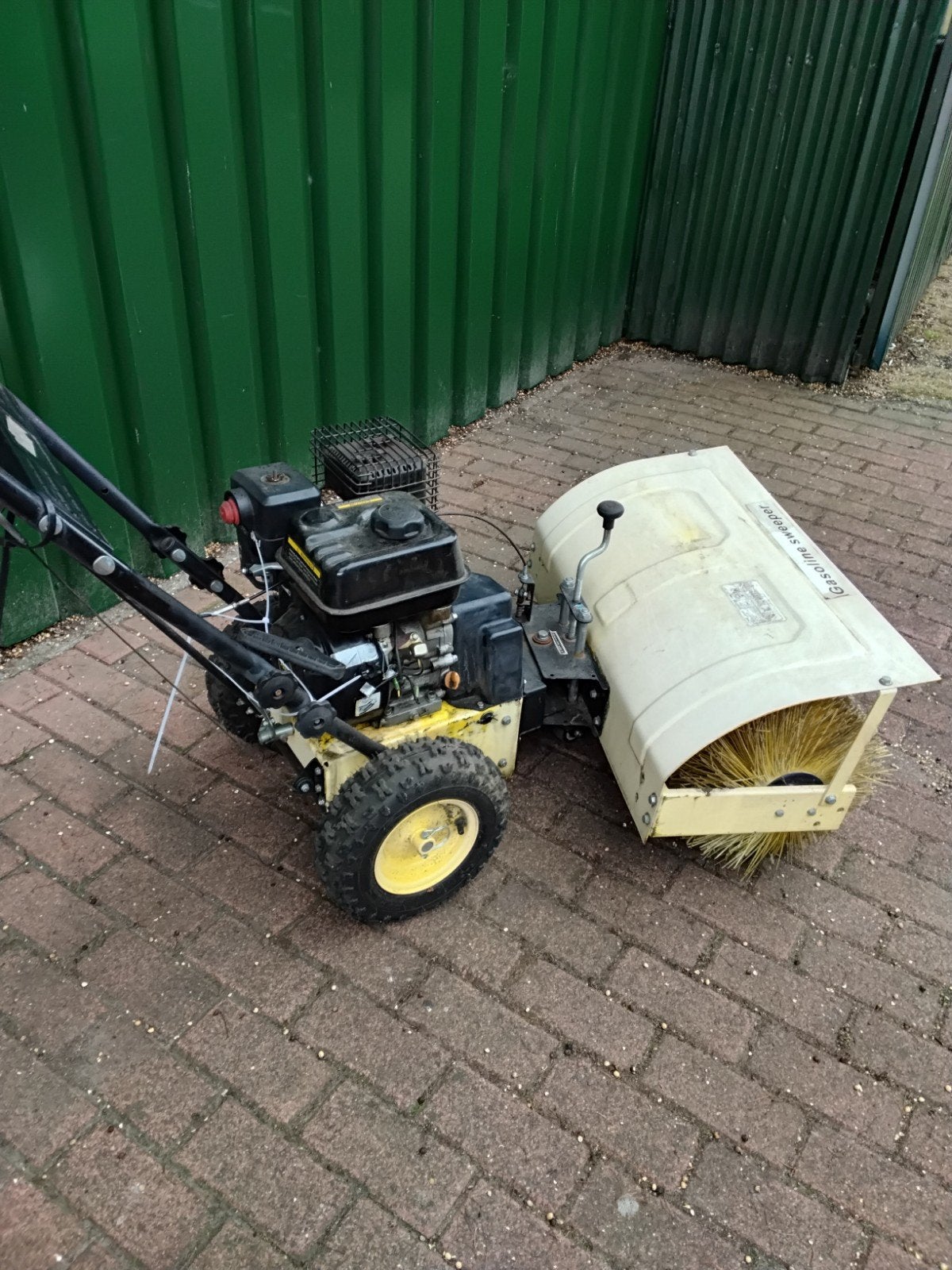 Te koop aan geboden een veegmachine., Tuin en Terras, Veegmachines, Ophalen, Gebruikt