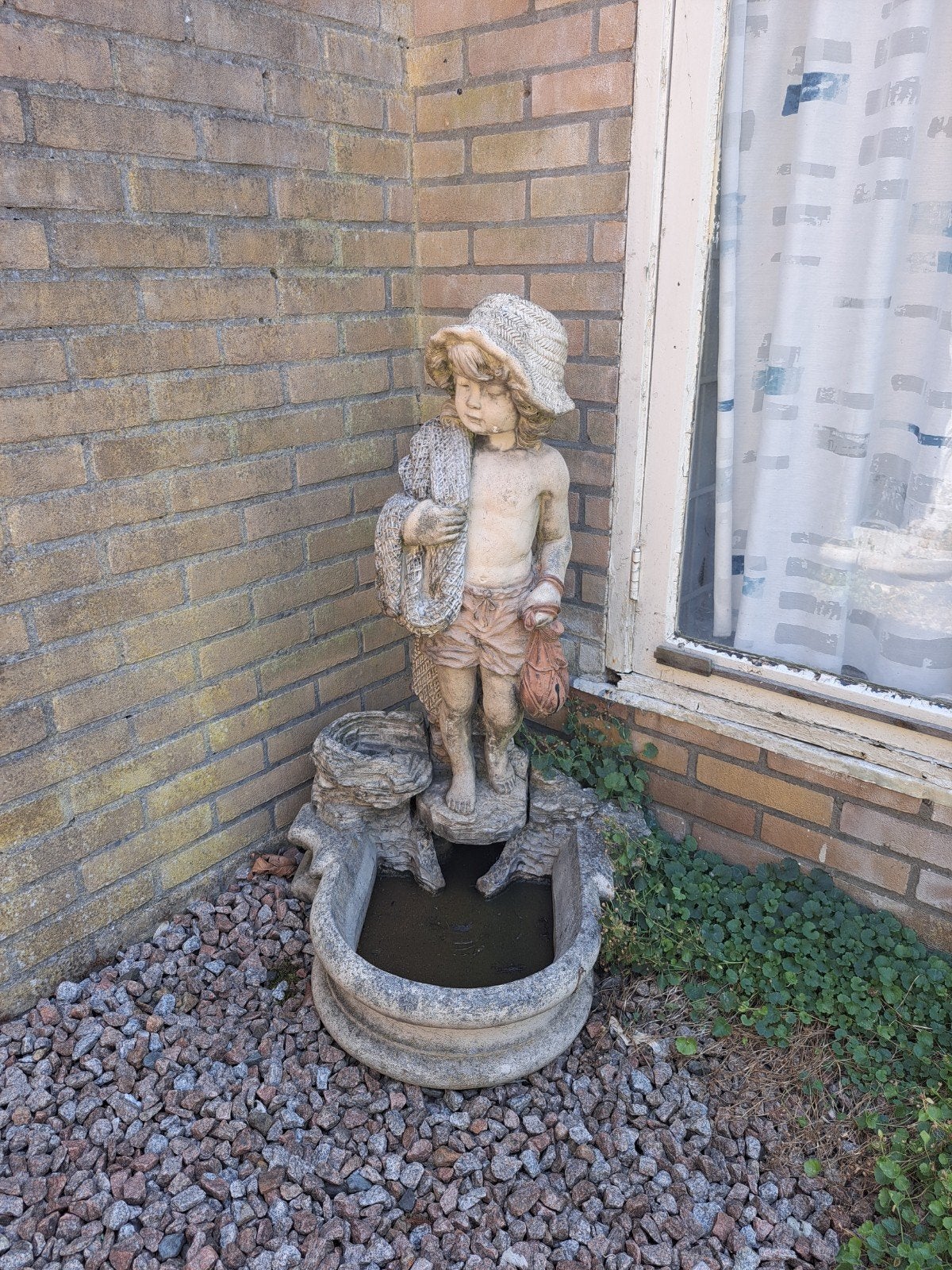 Vintage tuinbeeld jongen met hoed en waterbak, Tuin en Terras, Tuinbeelden, Ophalen of Verzenden, Gebruikt, Steen, Mensenbeeld