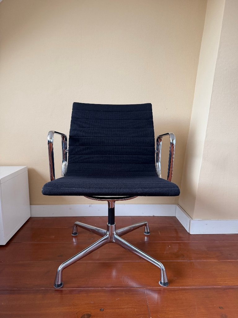 4x Vitra Aluminium Stoelen EA 107, Huis en Inrichting, Ophalen, Gebruikt, Zwart, Vier