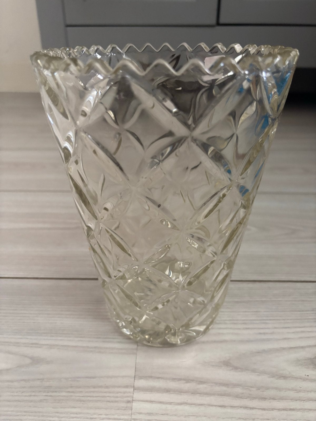 Zware vaas van glas met ruitpatroon, Ophalen