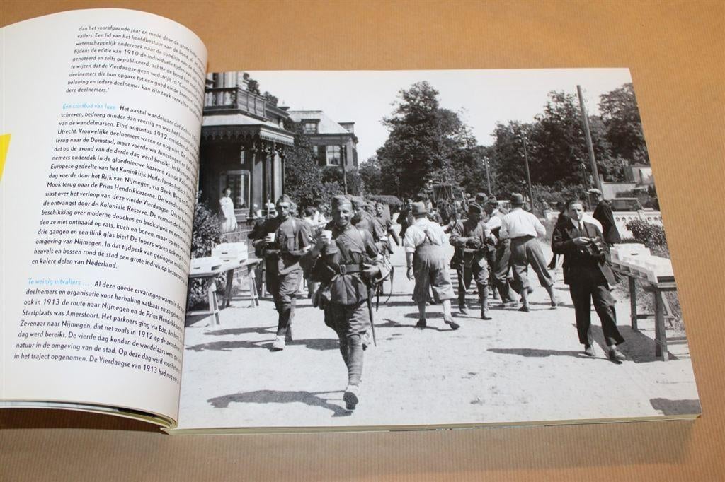 De Vierdaagse. Jubileumboek 4-daagse Nijmegen., Ophalen of Verzenden, Zo goed als nieuw, Watersport en Hengelsport