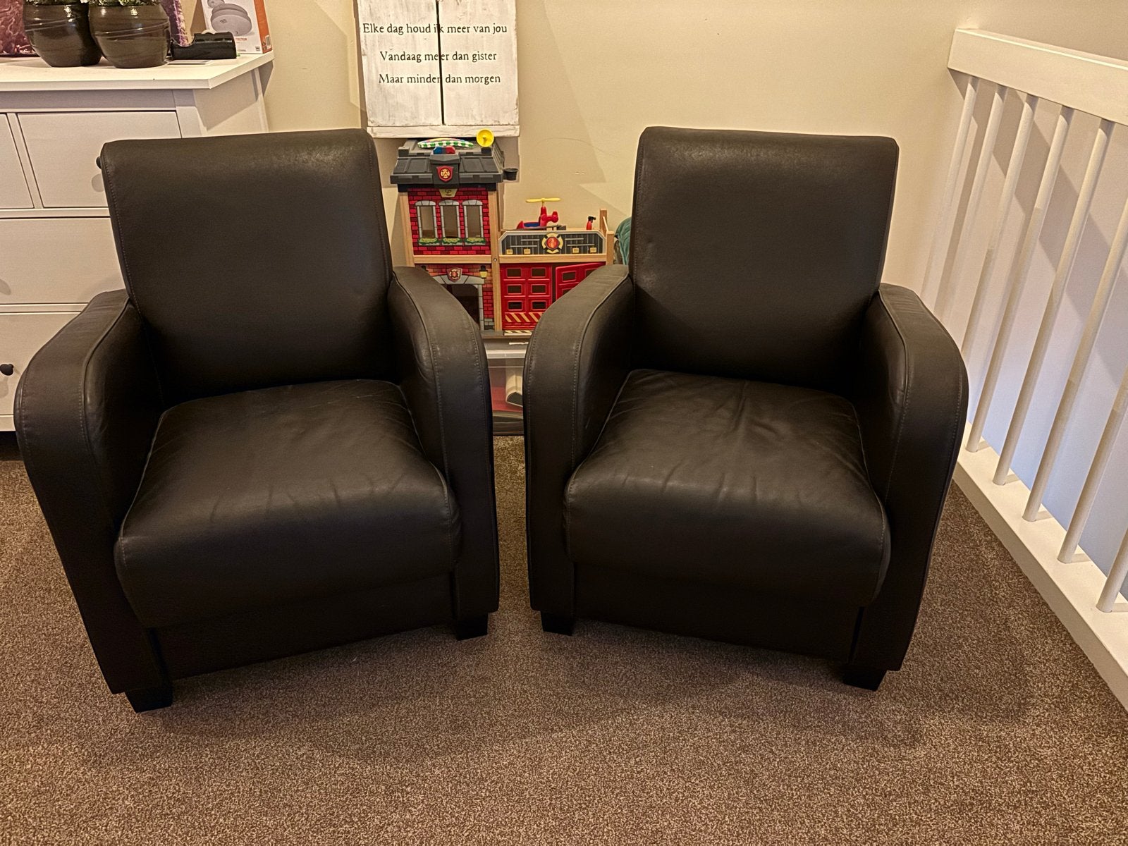 Twee comfortabele donkerbruine leren fauteuils, Ophalen, Gebruikt, 50 tot 75 cm, Leer