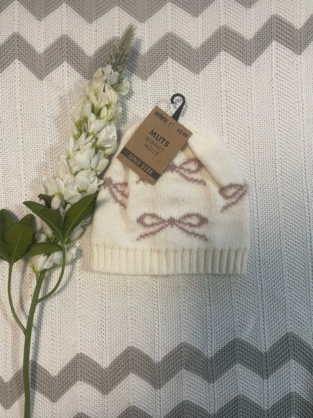 NIEUW, roomwit gebreide wintermuts met strikjes, one size, Kinderen en Baby's, Meisje, Nieuw, Ophalen of Verzenden, Maat 80