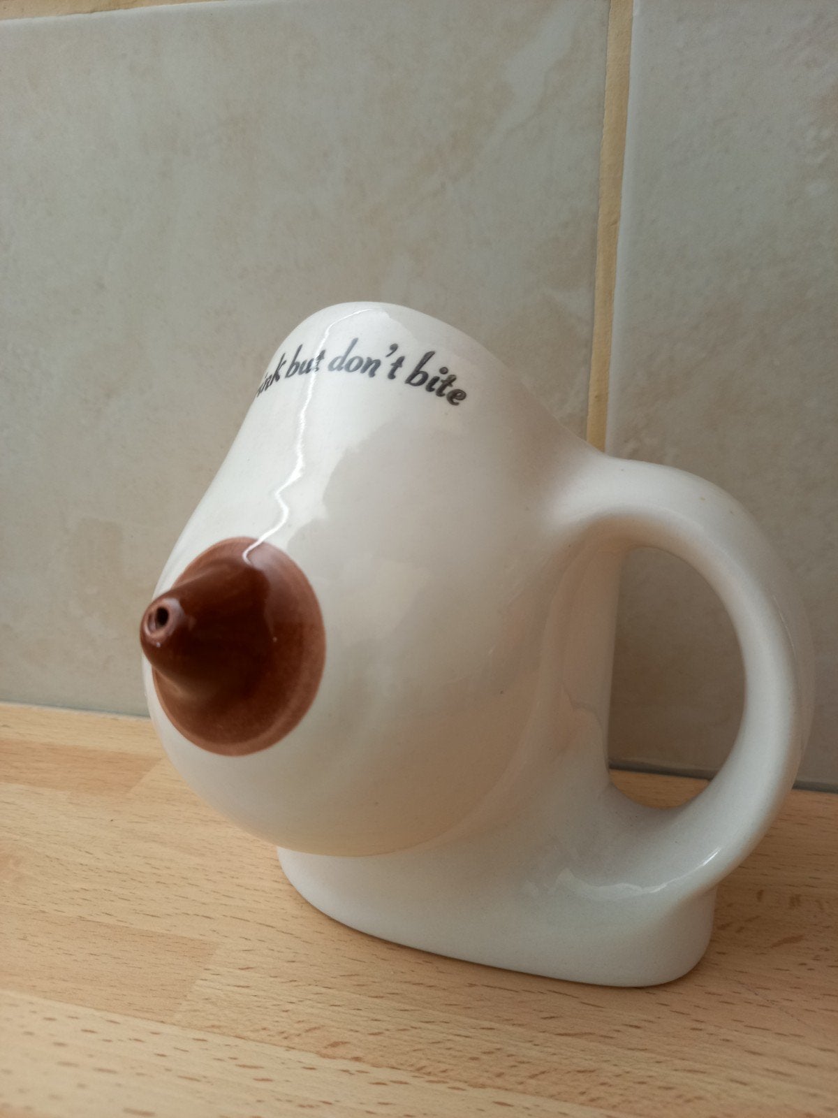 Grappige mok / beker - 
Drink but don't bite, Ophalen of Verzenden, Gebruikt