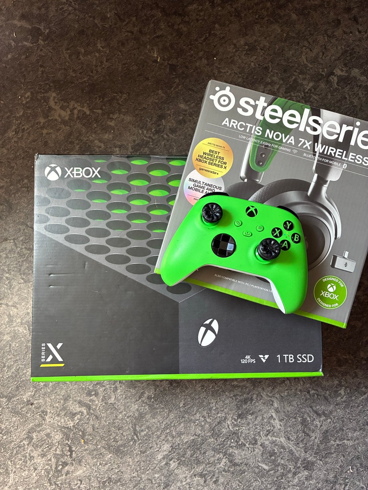 Xbox Series X met SteelSeries headset en groene controller, Verzenden, Zo goed als nieuw, Xbox Series X