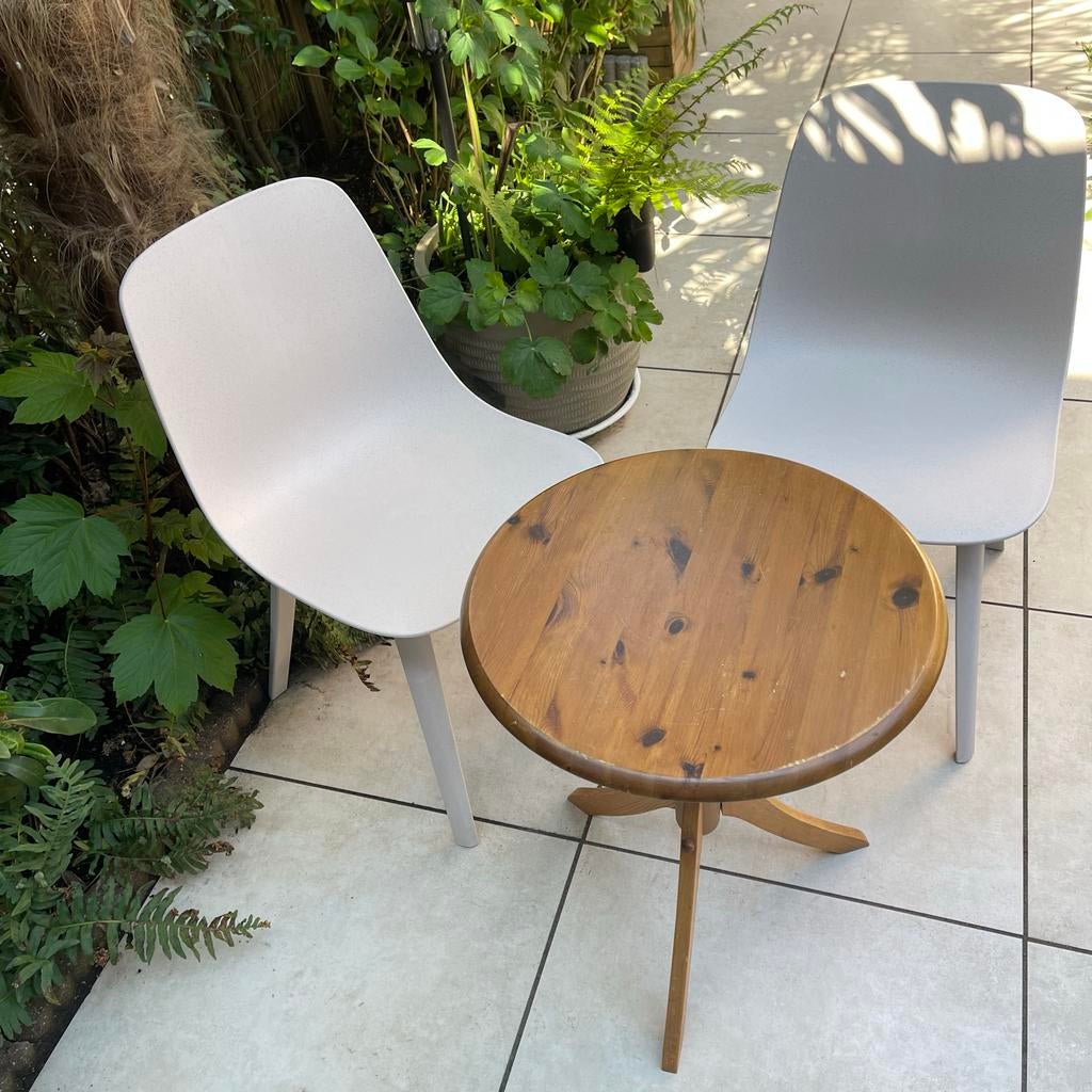 2x IKEA Odger eetkamerstoel - Wit/Beige + houten tafel, Ophalen of Verzenden, Zo goed als nieuw, Kunststof