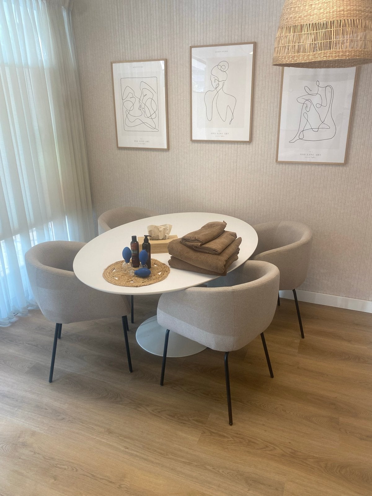 Witte ovale eettafel (160*110cm) met 4 stoelen, Ophalen, Overige materialen, Zo goed als nieuw, Vier personen