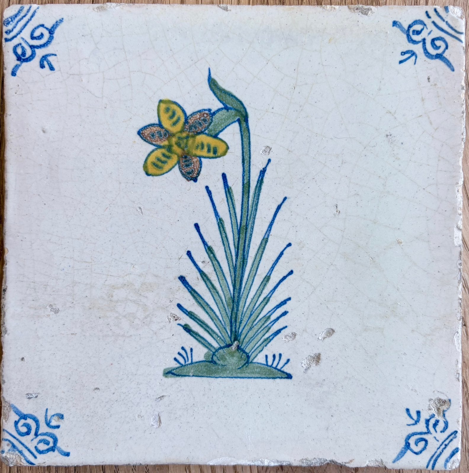 Mooie 17e eeuwse tegel met bloem (narcis), Antiek en Kunst, Ophalen of Verzenden