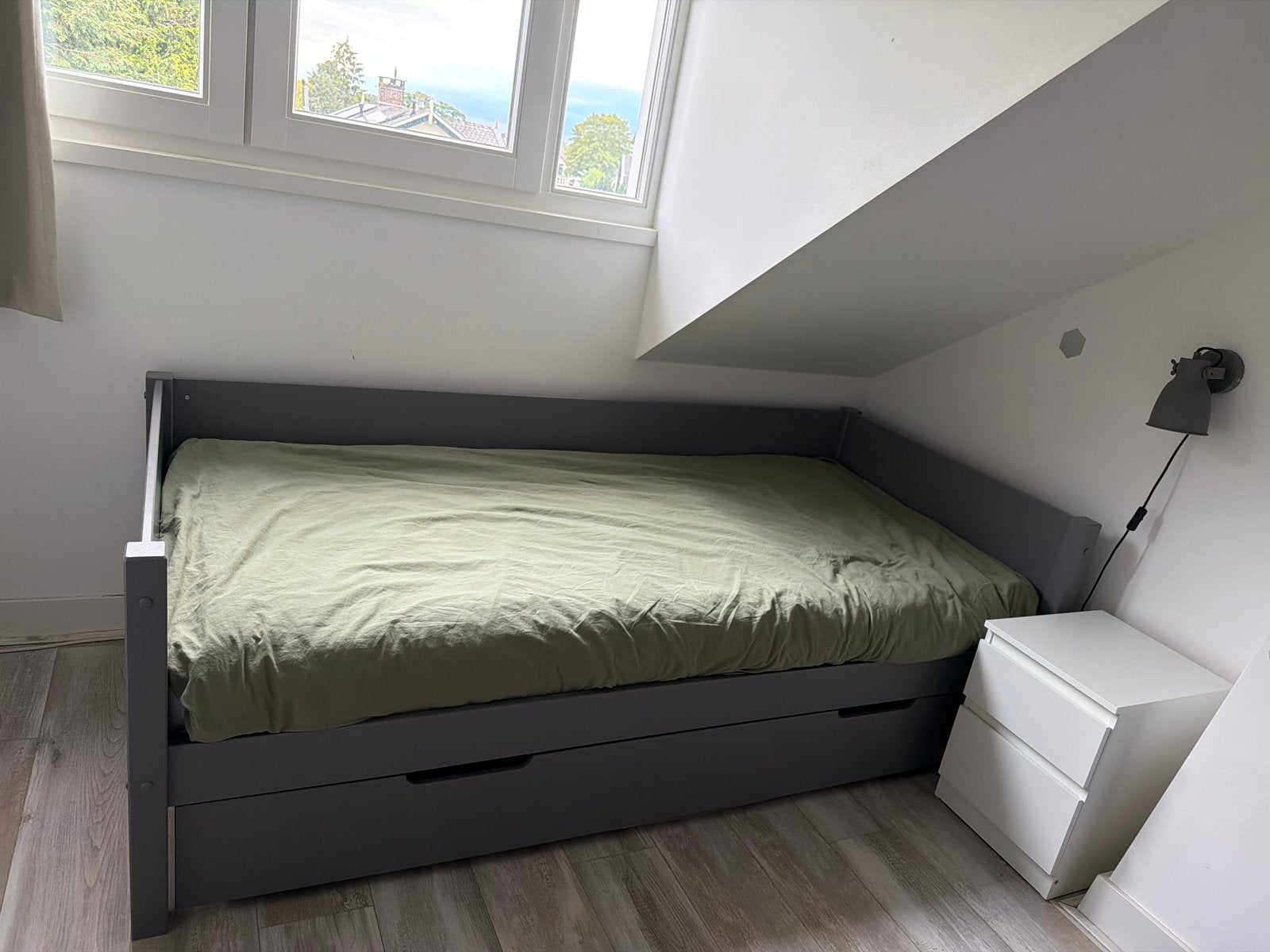 Grijs WOOOD eenpersoonsbed met opberglades, Ophalen, Gebruikt, 90 cm, Eenpersoons