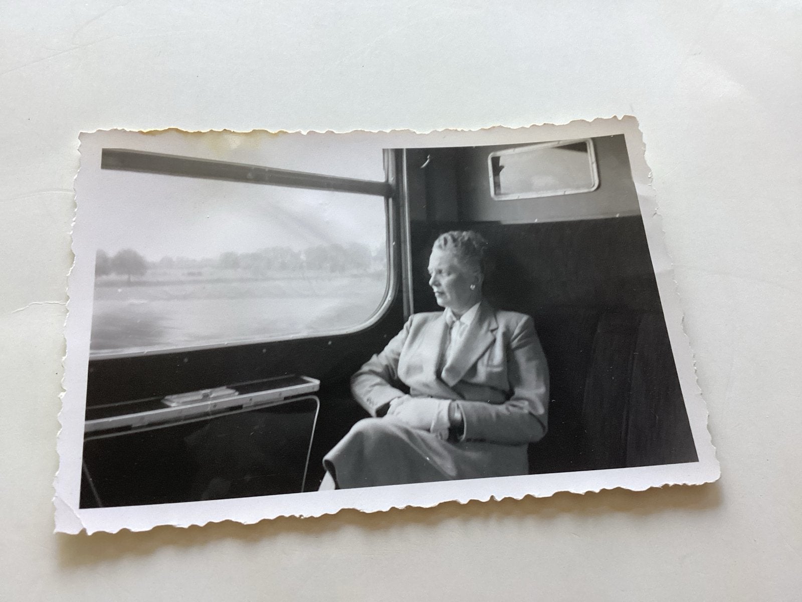 Olst Vrouw in trein, 16 mei 1954 6x9 cm, Gebruikt, Foto, Ophalen of Verzenden, 1940 tot 1960