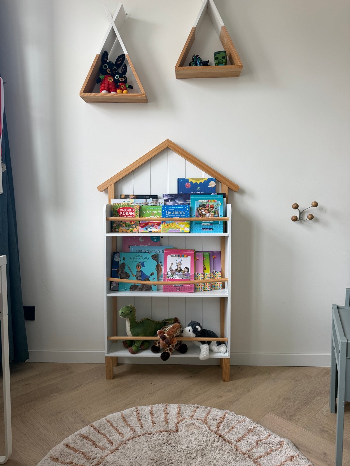 Leuke kinderboekenkast in huisvorm, Ophalen, Gebruikt, 105 cm of meer, Minder dan 50 cm