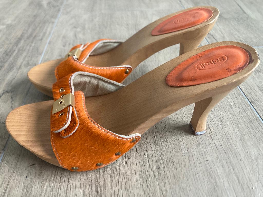 BIjNA NiEUW!!! Hoge oranje leren vacht kleppers Scholl mt 40, Scholl, Oranje, Zo goed als nieuw, Sandalen of Muiltjes