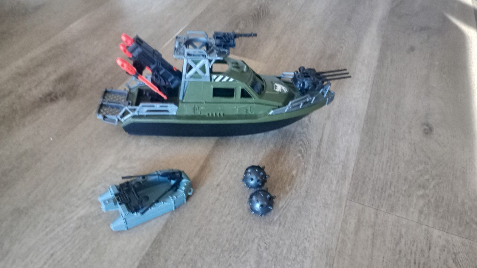 marineschip met roeibootje en twee mijnen van soldier force, Ophalen of Verzenden, Zo goed als nieuw, 1:50 tot 1:200, Overige merken