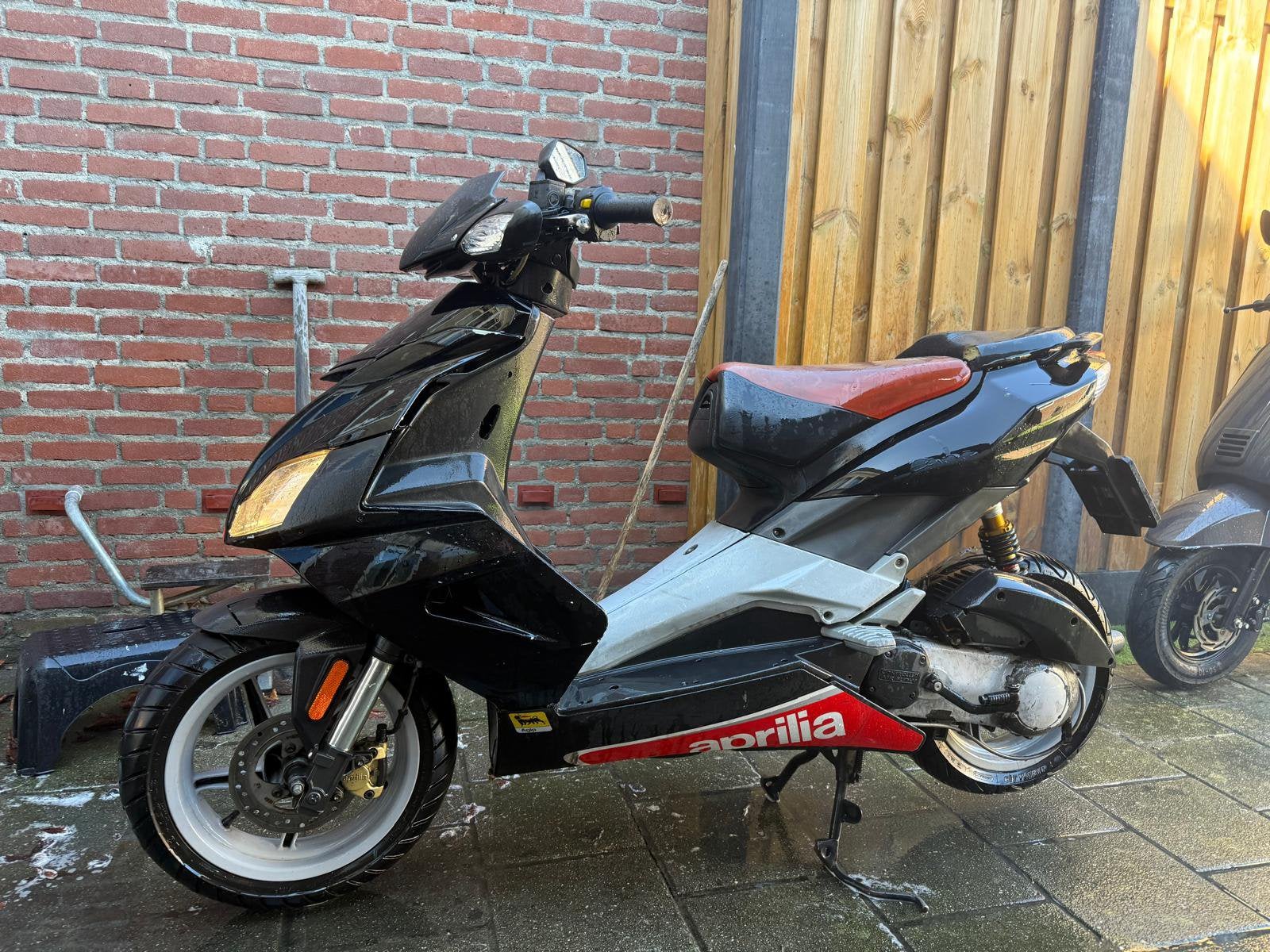 Aprillia sr 50 factory 70 cc, Fietsen en Brommers, Tweetakt, Gebruikt, Maximaal 45 km/u, 70 cc