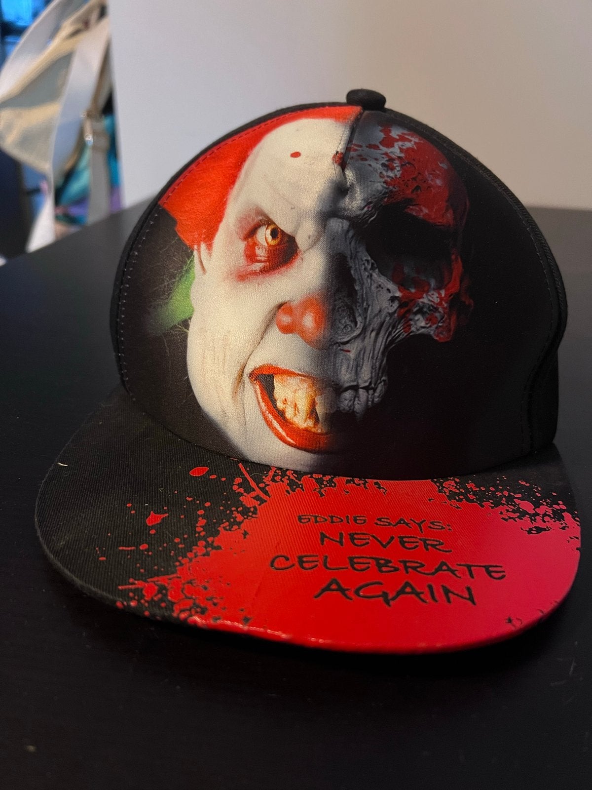 Eddie de Clown Snapback Pet - Halloween Fright Nights, Ophalen of Verzenden, Zo goed als nieuw, One size fits all, Pet