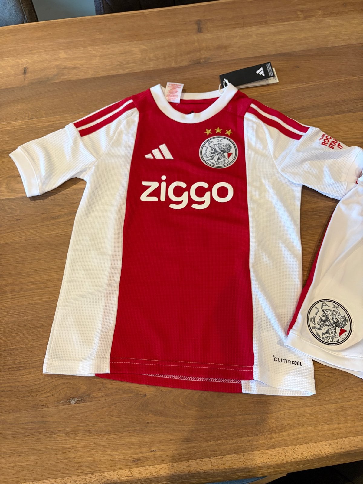 Officieel Ajax tenue maat 152 met 'BAAS 15' - Nieuw!, Sport en Fitness, Maat XS of kleiner, Ophalen of Verzenden, Nieuw, Set