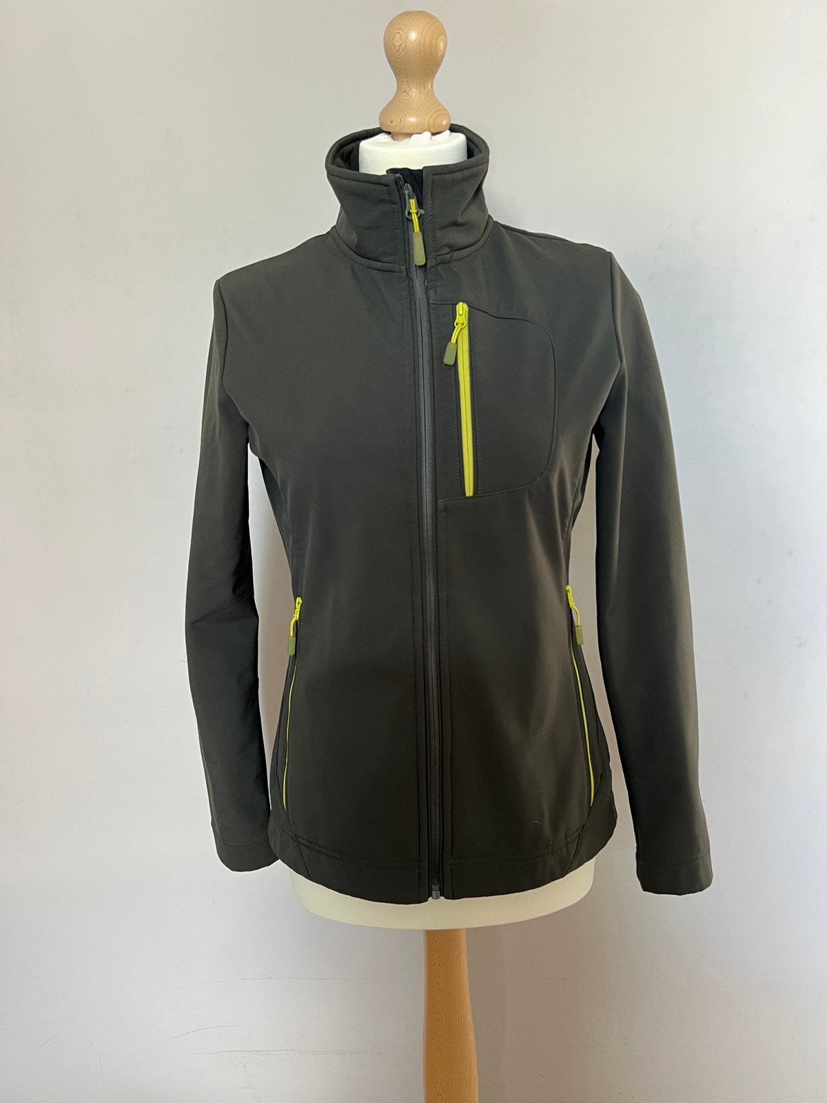 Nomad softshell jas maat S | donkergroen, opvallende details, Ophalen of Verzenden, Zo goed als nieuw, Maat 36 (S), Groen