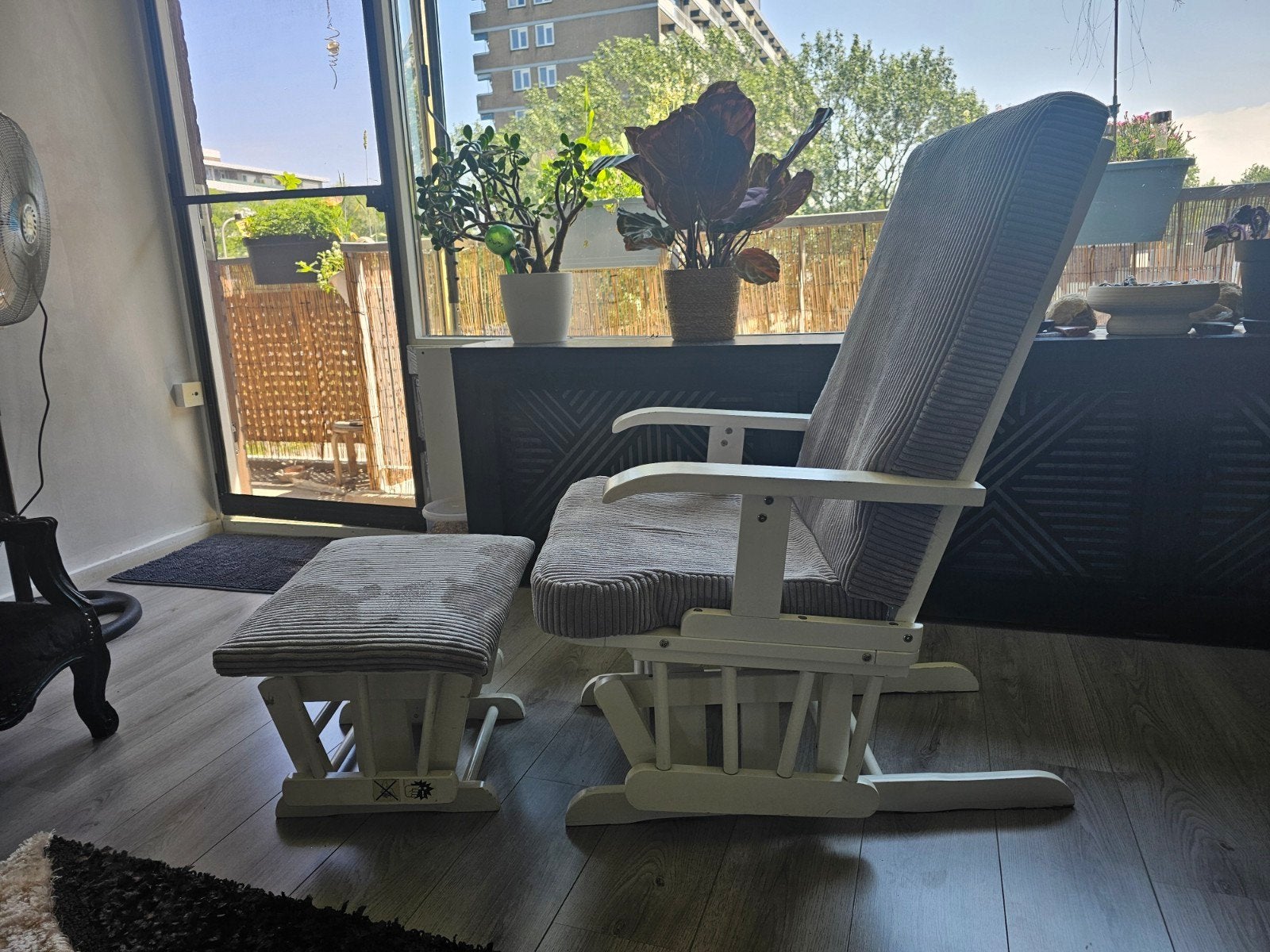 Comfortabele schommelstoel met voetenbank, opnieuw bekleed, Huis en Inrichting, Stoelen, Ophalen, Modern, Comfortabel, Zo goed als nieuw