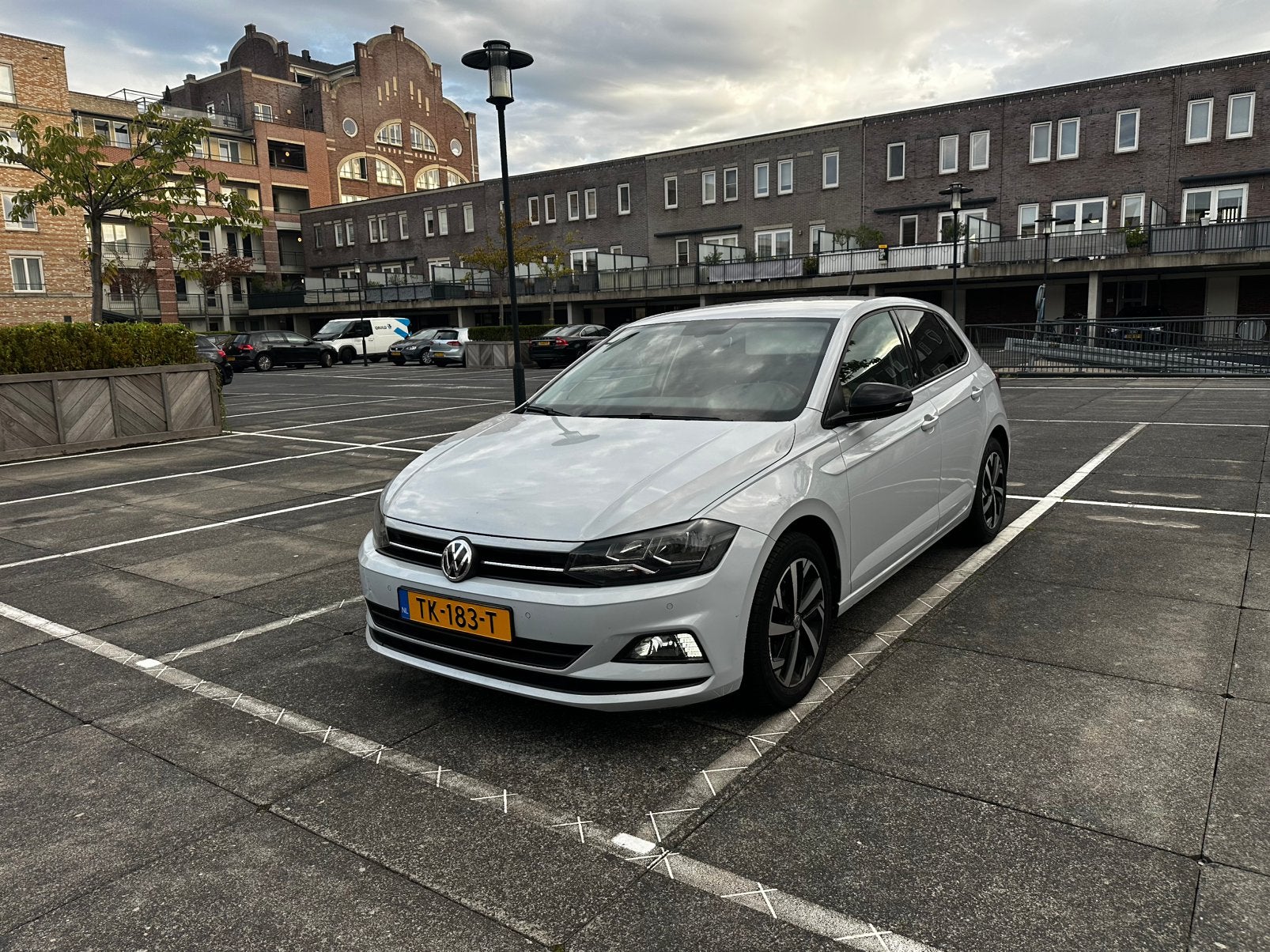 Volkswagen Polo 1.0 TSI 70KW 5D BMT 2018 Wit APK 2027, Voorwielaandrijving, 40 €/maand, Leder en Stof, Wit