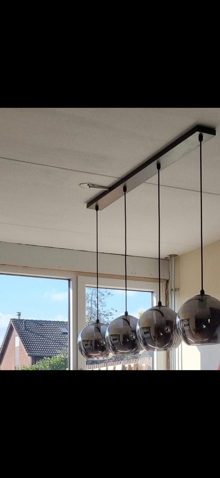 Foto 2 van Moderne hanglamp met 4 rookglazen bollen