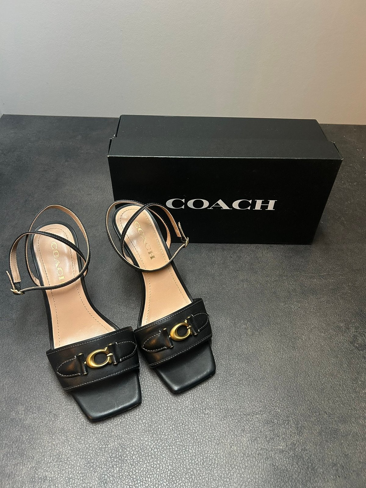Coach - sandalen met hak - zwart/goud - maat 38, Kleding | Dames, Zwart, Zo goed als nieuw, Sandalen of Muiltjes, Ophalen of Verzenden