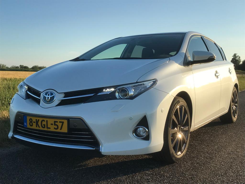 Toyota Auris 1.8 Full Hybrid 5DR CVT 2013 Wit, Zwart, 4 cilinders, 0 kg, Leder en Stof