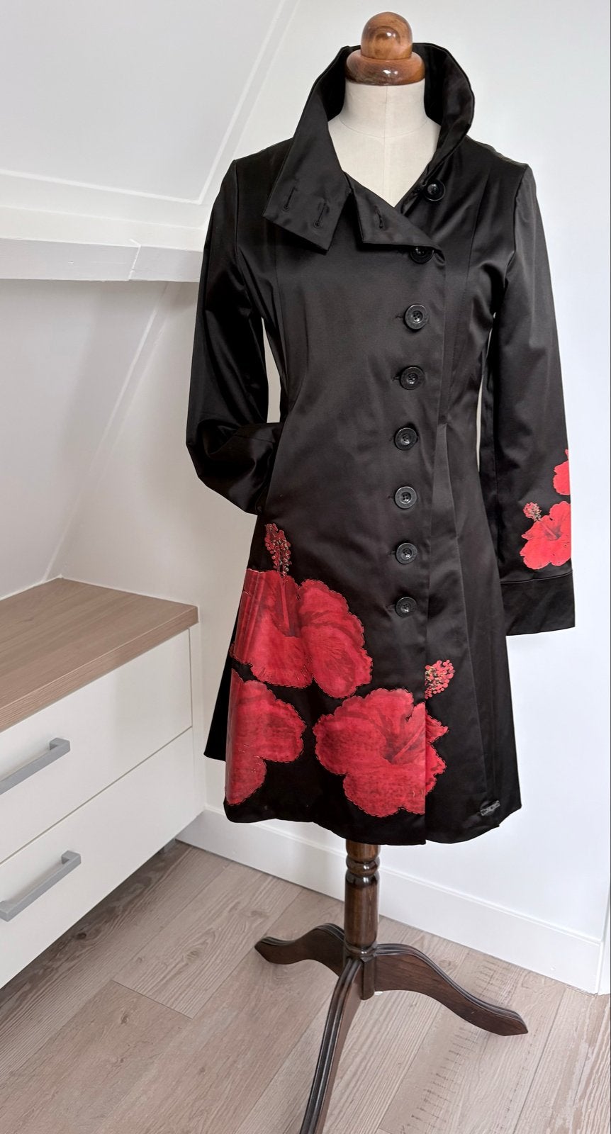 Desigual Zwarte Jas met Rode Bloemenprint - Maat 38, Kleding | Dames, Ophalen of Verzenden, Zo goed als nieuw, Maat 38/40 (M)