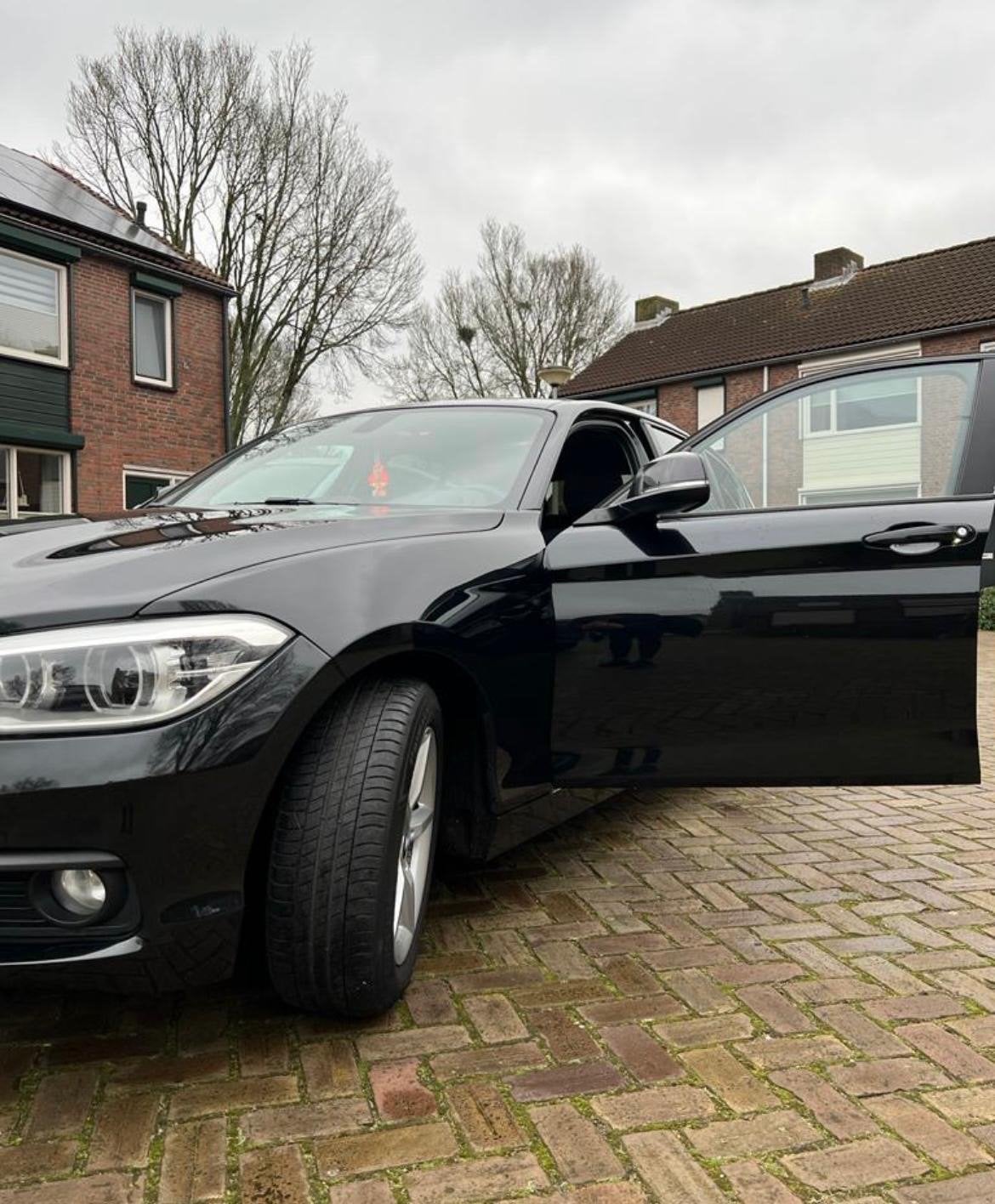BMW 1-Serie 118i 136pk 2016 Zwart met schade, Auto's, 1-Serie, 1280 kg, Zwart, Origineel Nederlands