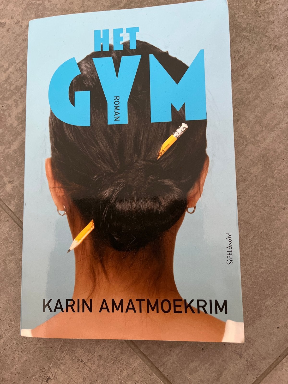 Het Gym - Karin Amatmoekrim (Roman), Boeken, Ophalen of Verzenden, Gelezen, Nederland