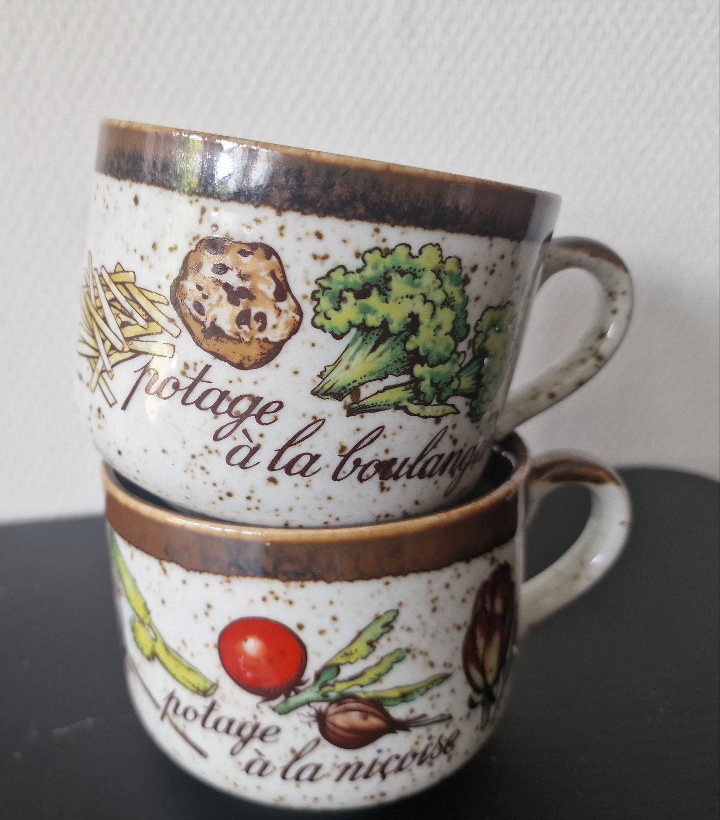 2 Vintage Soepkommen met Franse Tekst en Groenten, Ophalen of Verzenden