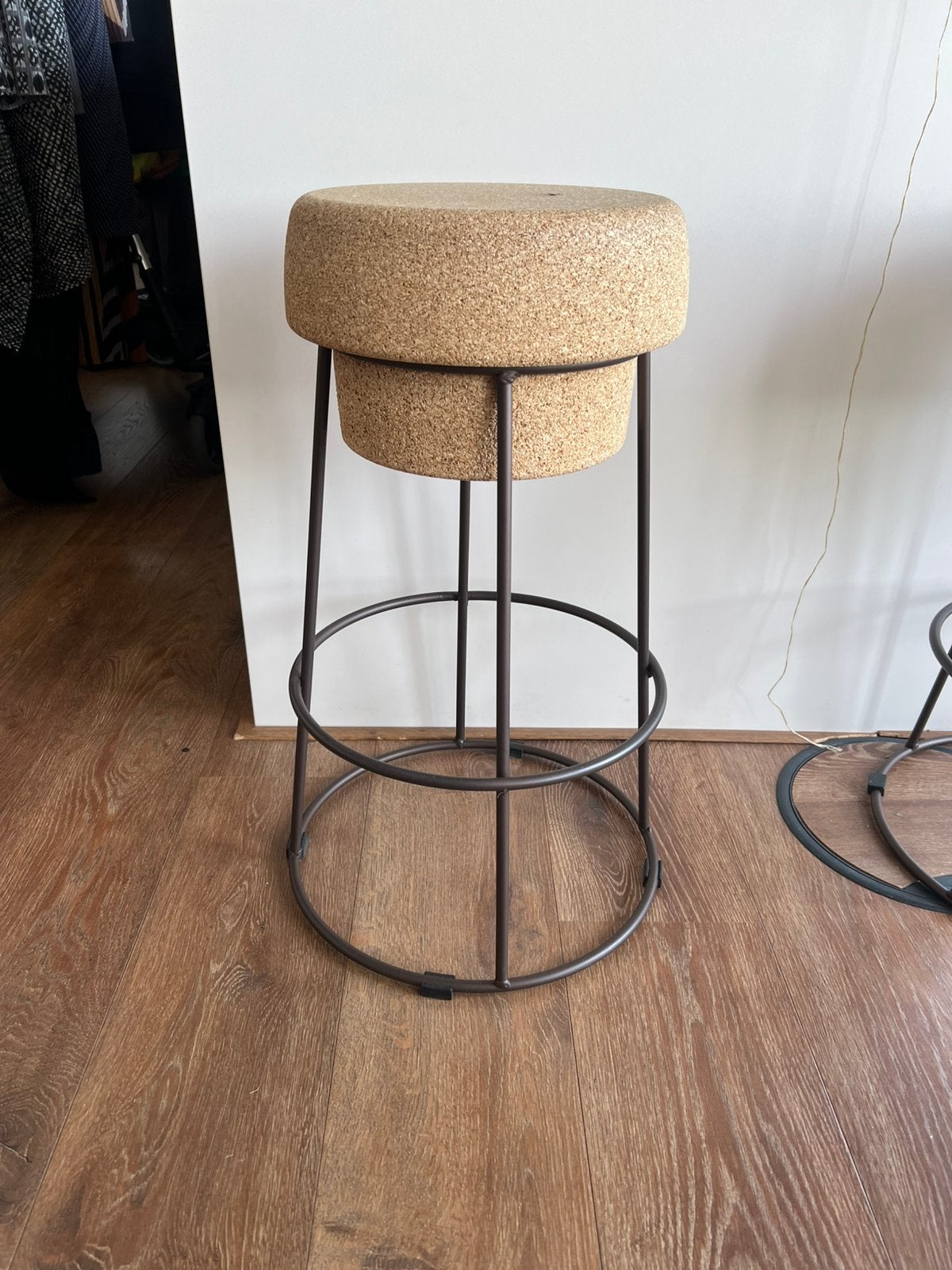 2 cork stools with metal frame, 1 kruk, Ophalen, Zo goed als nieuw, 60 tot 90 cm