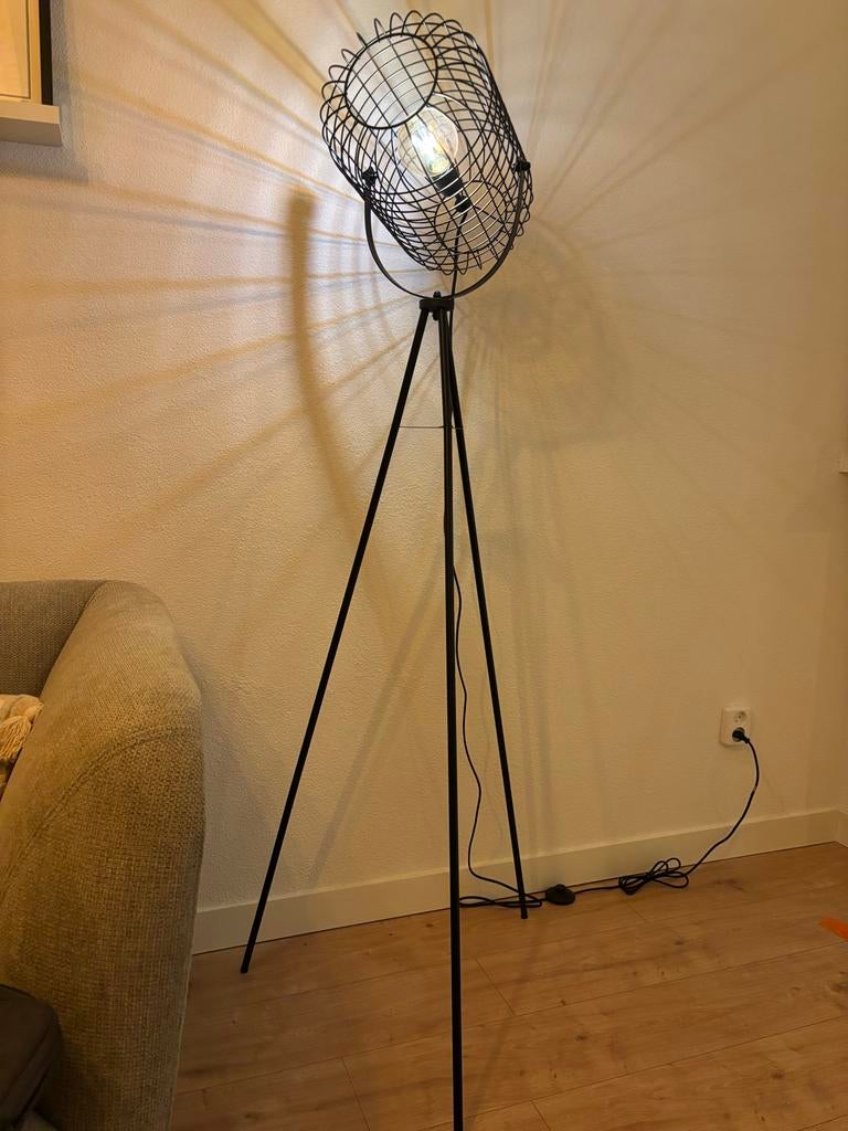 Stijlvolle zwarte metalen vloerlamp, Huis en Inrichting, Lampen | Vloerlampen, Ophalen, Gebruikt, Metaal, 150 tot 200 cm