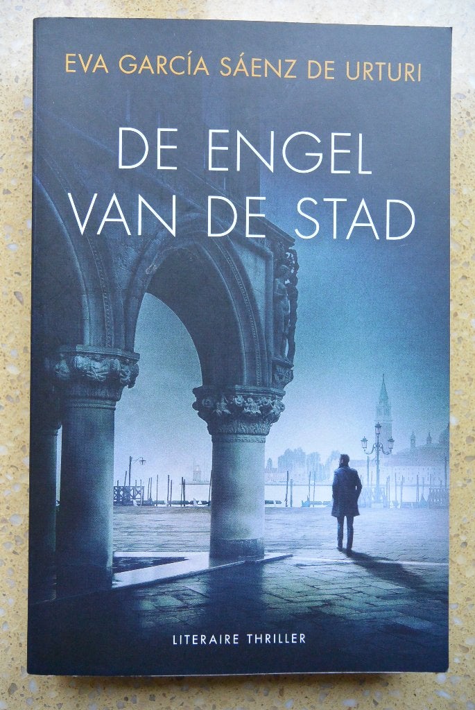 De engel van de stad - Eva García Sáenz de Urturi - Thriller, Gelezen, Europa overig, Ophalen of Verzenden, Eva García Sáenz de Urturi