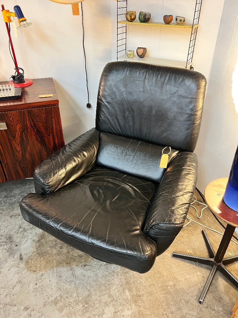Vintage zwarte leren draaifauteuil op voet, Huis en Inrichting, Fauteuils, Gebruikt, Onbekend, Ophalen of Verzenden, Vintage, Design, MCM, Midcentury