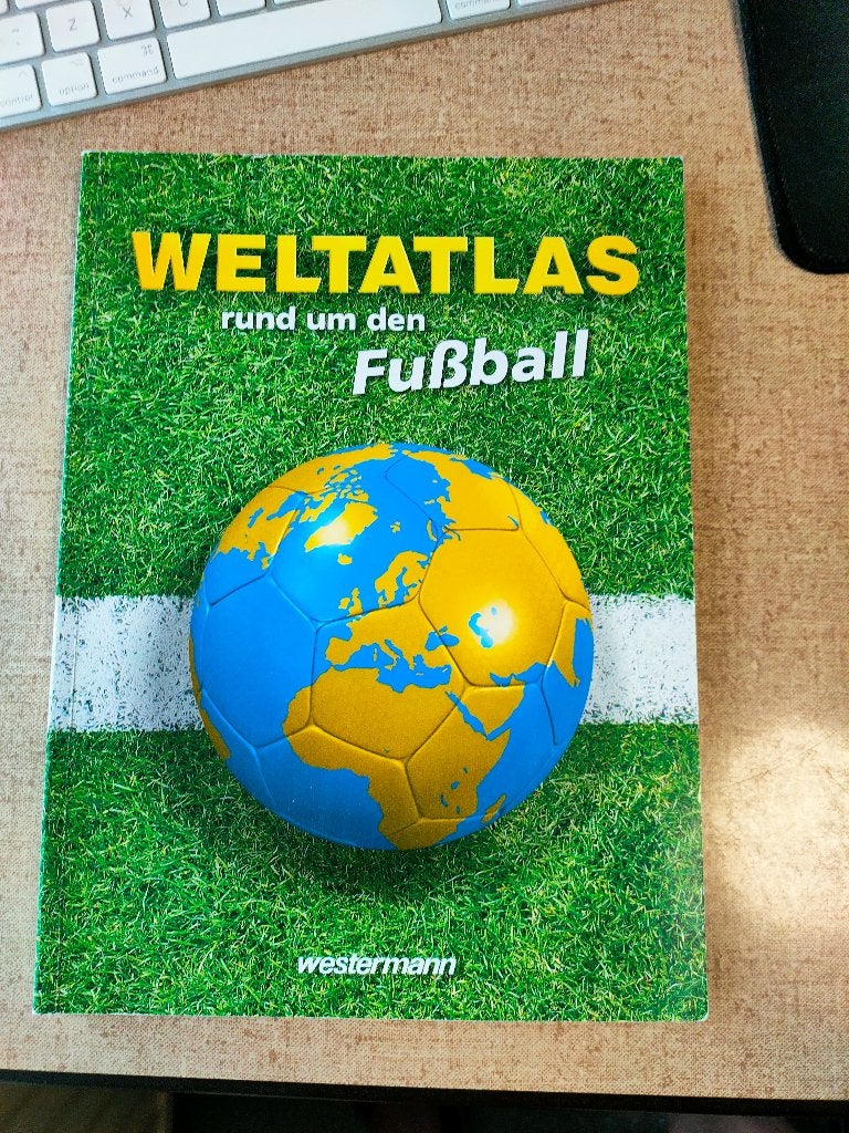 Kicker magazines + Weldatlas Fußball, Ophalen of Verzenden, Zo goed als nieuw, Balsport