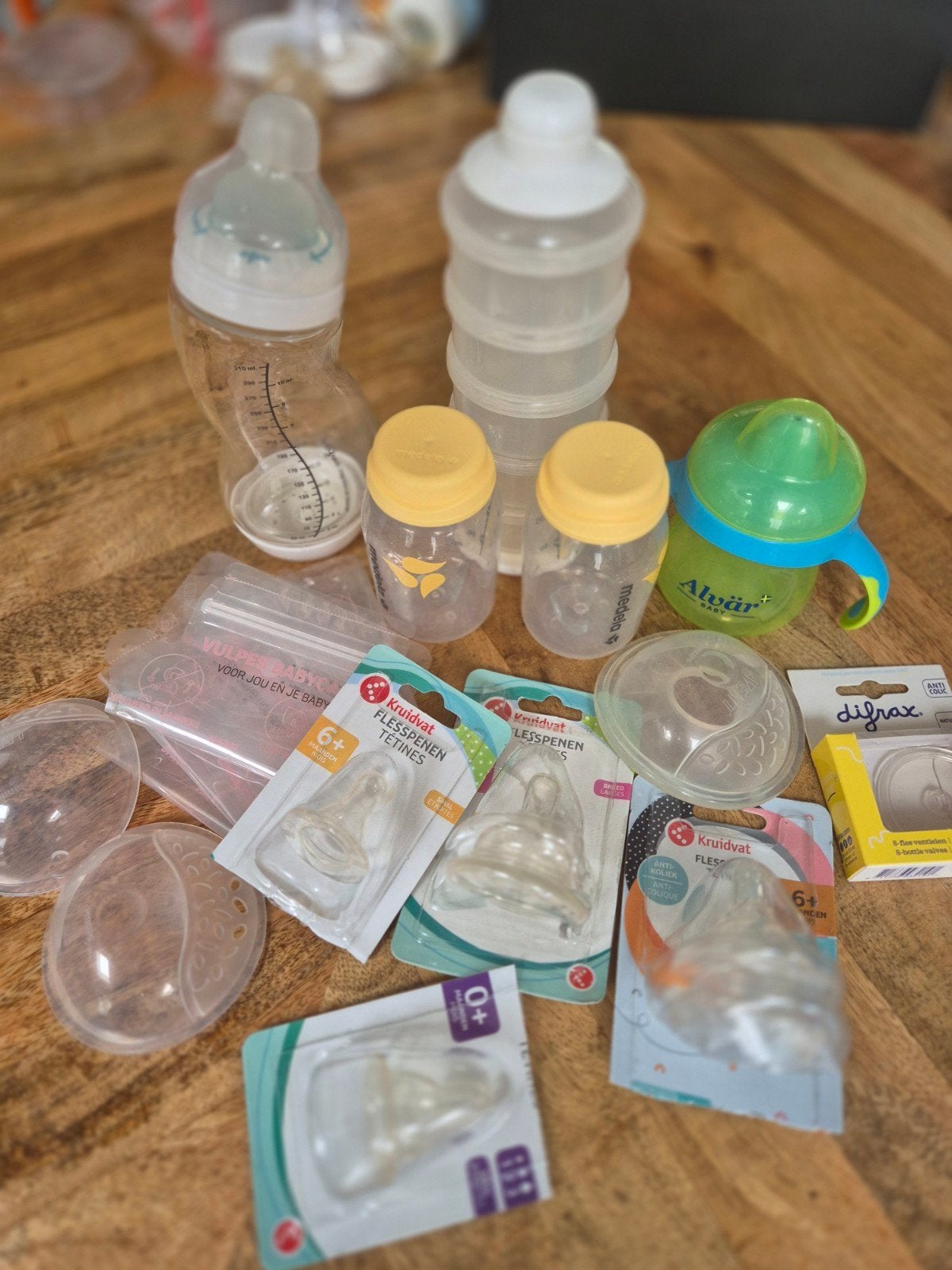 Babyflesjes, spenen en accessoires van Difrax, Alvär, Medela, Zo goed als nieuw, Inclusief flessen, Babyfles, Ophalen