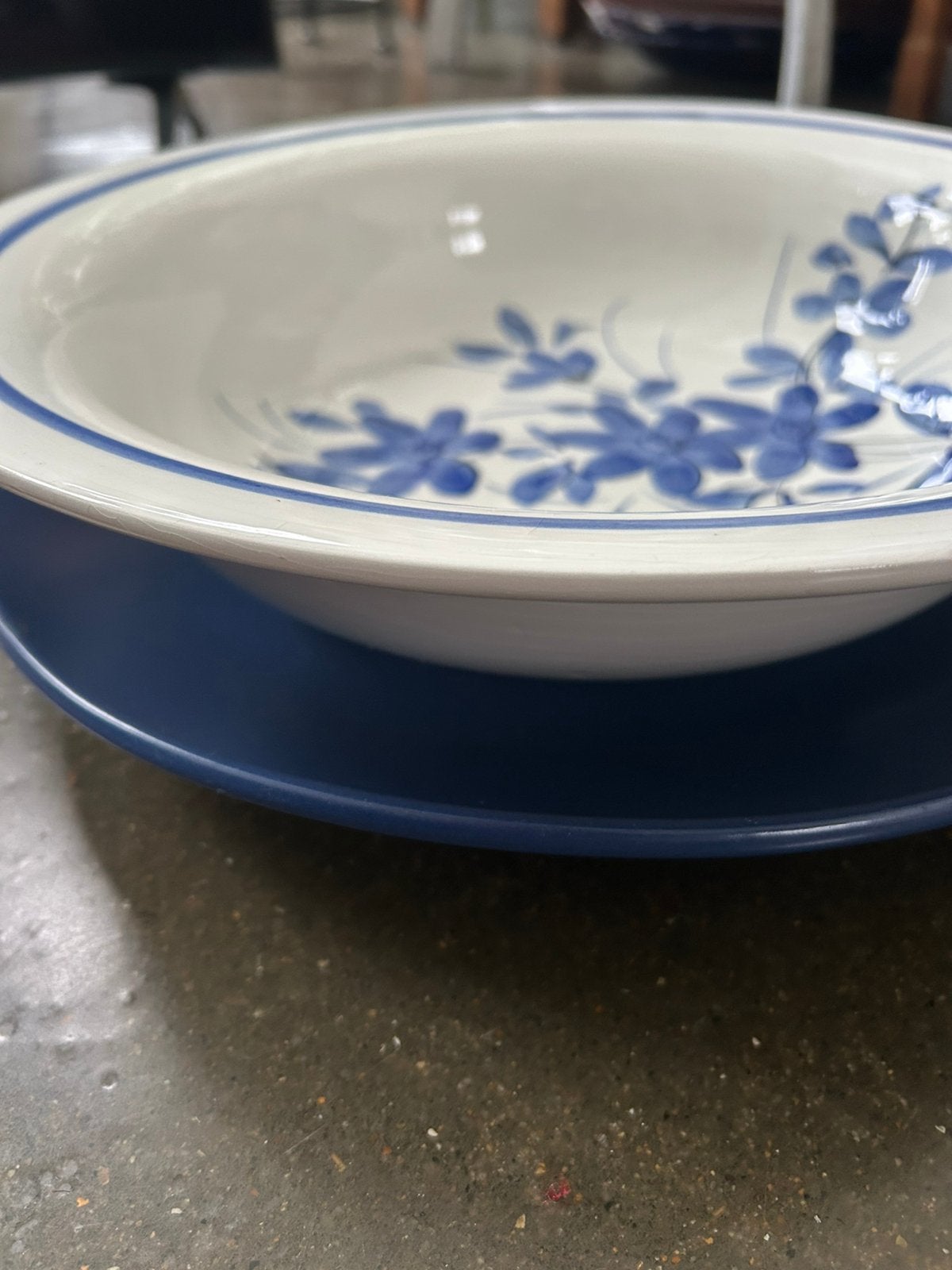 Grote diepe schaal blauw bloemmotief, Ophalen of Verzenden, Klassiek, Keramiek, Schaal of Schalen