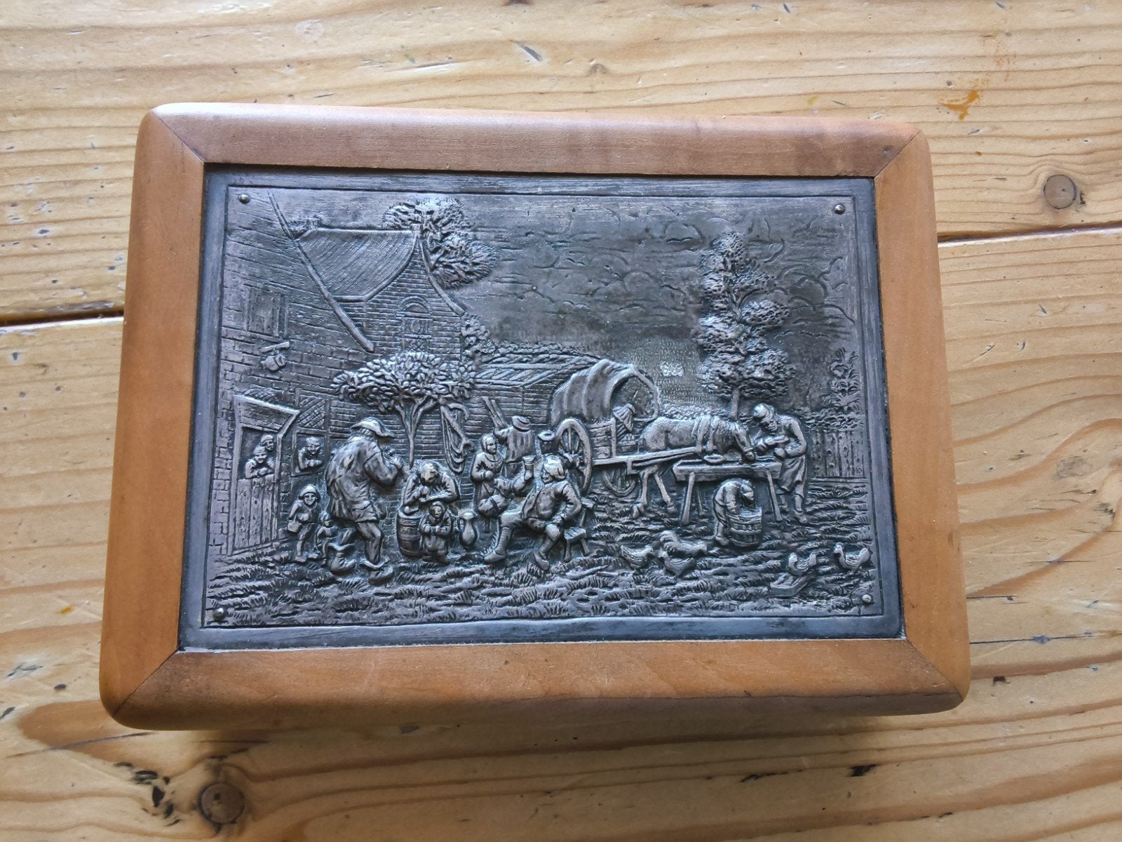 Houten doos met reliëf van dorpsscène, Antiek en Kunst, Ophalen of Verzenden