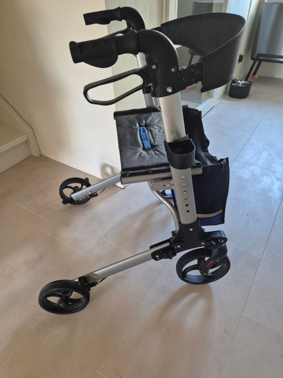 In uitstekende staat Lichtgewicht Rollator inklapbaar, Diversen, Ophalen of Verzenden, Lichtgewicht